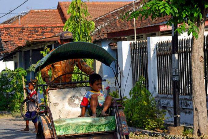 Ein Kind, Tuk-Tuk, Banyuwangi, Java - Indonesien
