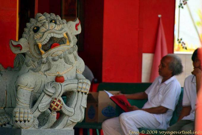 Drache am Eingang des chinesischen Tempel, Banyuwangi, Java - Indonesien