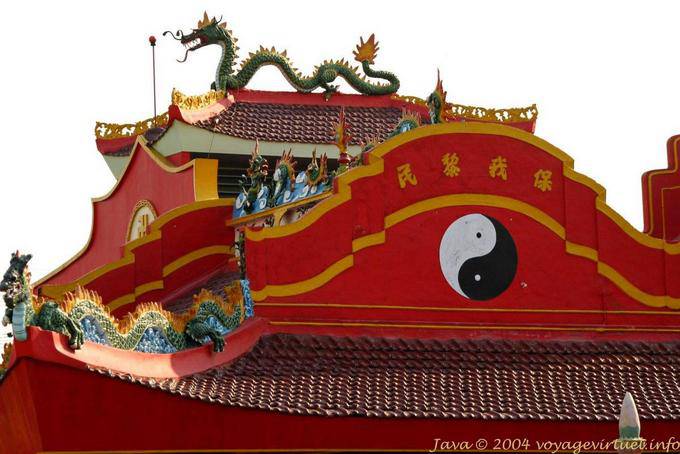 Drache auf dem Dach, Ying und Yang, chinesischen Tempel, Banyuwangi, Java - Indonesien