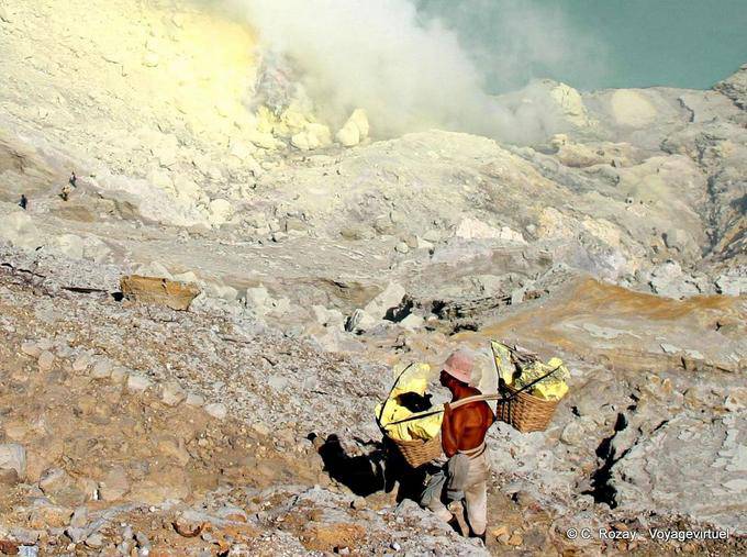 Halbzeit Inhaber der Besteigung des Kraters, Ijen, Java - Indonesien