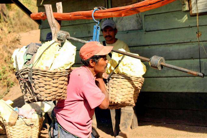 Das Gewicht von Schwefel bis zur Mittelstation, Ijen - Indonesien