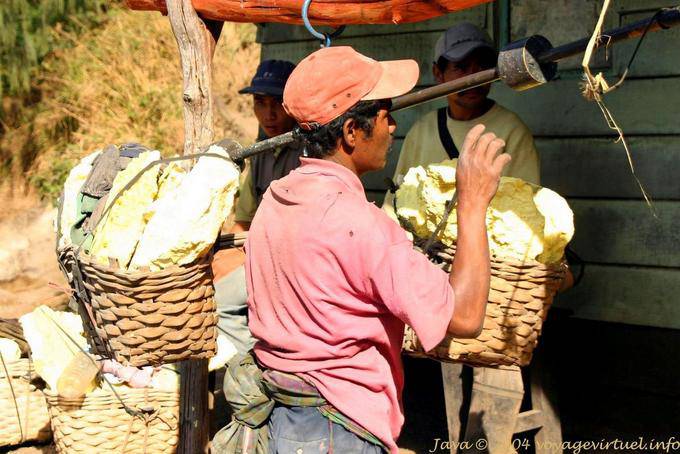 Minderjährige sind schlecht bezahlt, und der Halter erhält $ 0,05 pro Pfund Schwefel, Kawa Ijen, Java - Indonesien