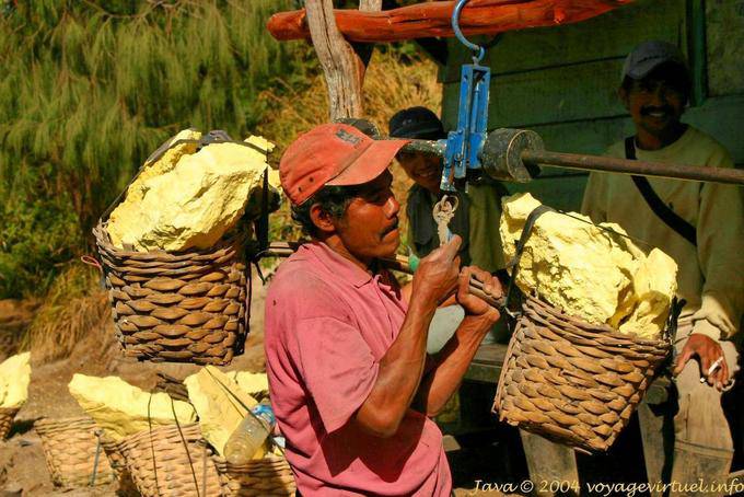 Das Wiegen der Schwefelkörben zwischen 50 und 70 Pfund, Kawa Ijen, Java - Indonesien