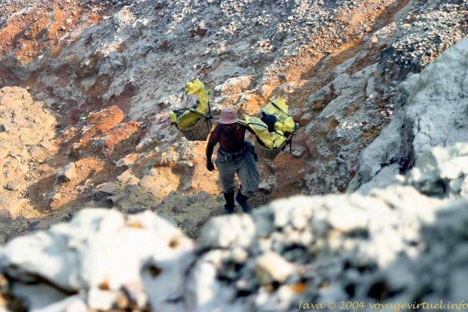 12 Tonnen Schwefel Erz werden täglich extrahiert, Kawa Ijen, Java - Indonesien