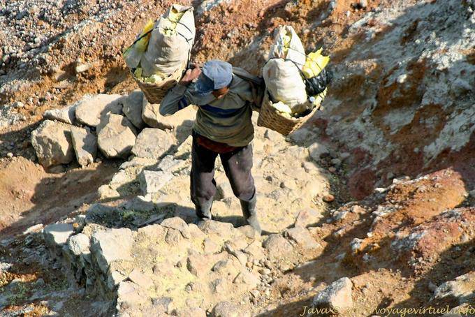 Die letzten Meter des Aufstiegs des Kraters, einem Träger mit Stiefeln, Kawa Ijen, Java - Indonesien