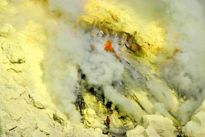Flüssiger Schwefel Explosion Kawa Ijen, Java - Indonesien