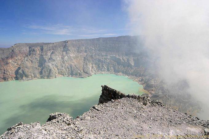 Dämpfen von Schwefeldioxid, Schwefelwasserstoff und Wasserdampf, Ijen, Java - Indonesien