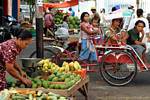 Bild Straße, Obst und Dreirad, Java, Indonesien.
