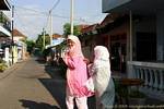 Lächelnde junge Muslim in einer Straße in Banyuwangi, Java, Indonesien.