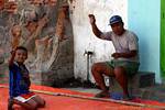Der Handwerker und der Junge, Banyuwangi, Java, Indonesien.