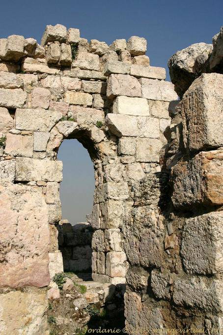 Passage in der Wand der Zitadelle Zitadelle von Amman, Amman - Jordanien