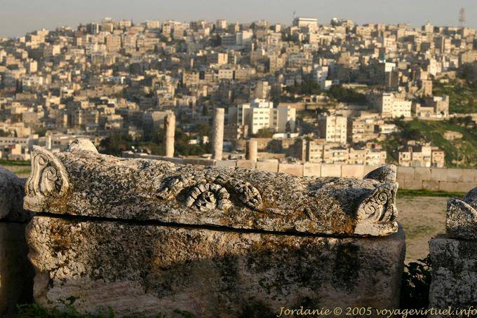 Sarkophag Grab in der Zitadelle mit Blick auf den Jebel al-Qalaa, Amman - Jordanien