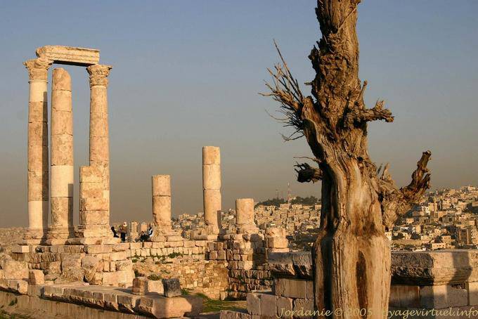In den Ruinen der Tempel des Herakles bei Sonnenuntergang, Amman - Jordanien