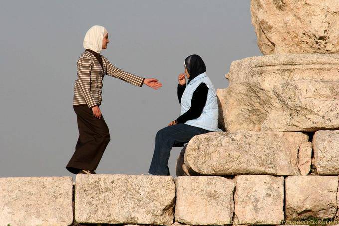 Ausgestreckte Hand, jordanischen Jugend auf der Zitadelle von Amman, Amman - Jordanien
