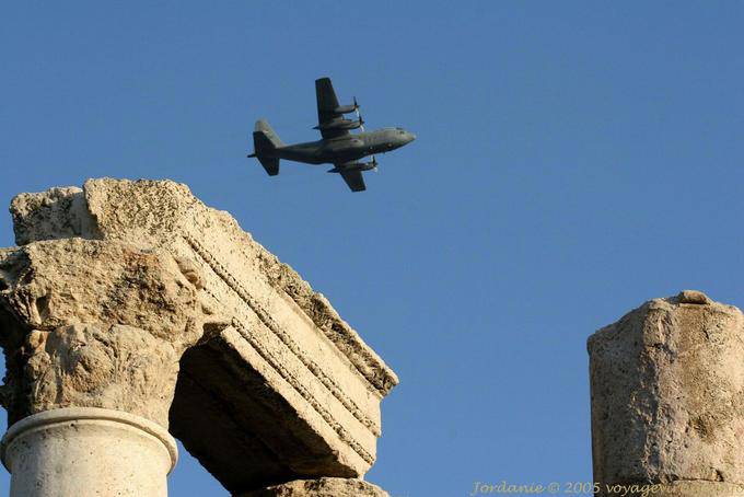 Propeller-Flugzeug über dem Tempel des Herkules in Amman fliegen - Jordanien