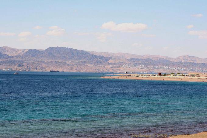 Berge und Gebäude von Eilat (Israel) von der Küste von Aqaba - Jordanien