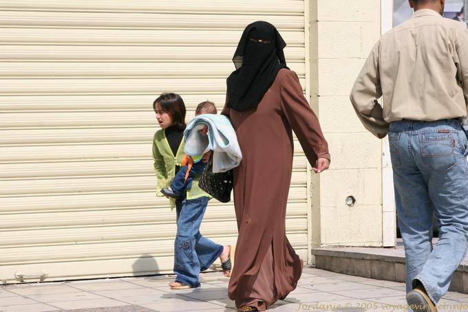 Verschleierte Frau mit ihren Kindern, Aqaba - Jordanien