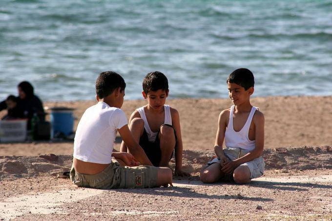 Kinder, die auf dem Strand, Aqaba - Jordanien