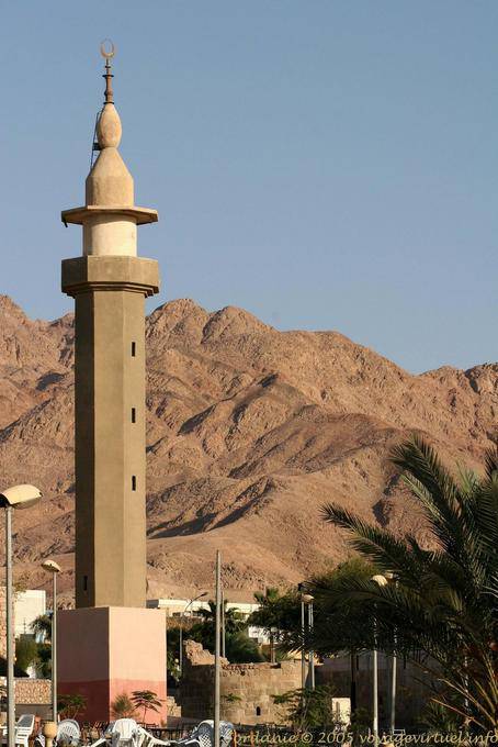 Moschee Minarett in die Landschaft, Aqaba integriert - Jordanien