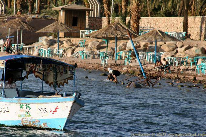 Stühle und Sonnenschirme am Strand im Zentrum von Aqaba - Jordanien