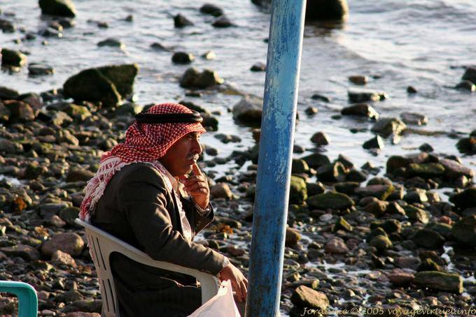 Jordan nachdenklich auf den Rand des Wassers, Aqaba - Jordanien