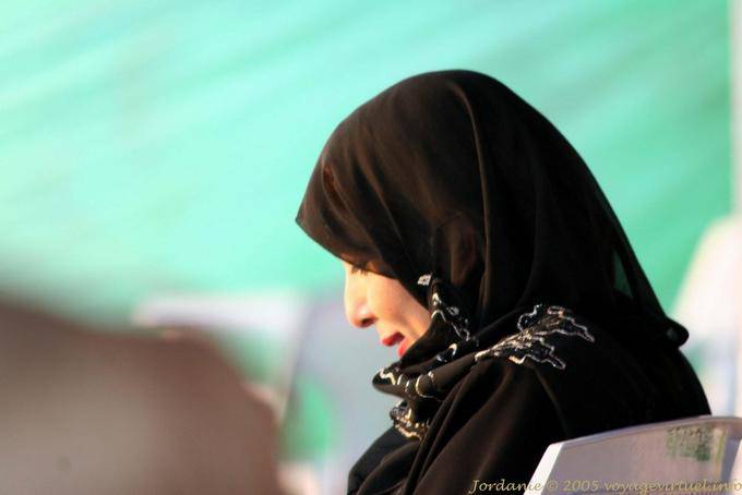 Profil der Frau im schwarzen Schal, Aqaba - Jordanien