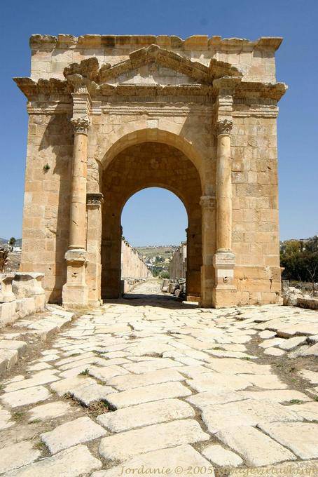 Jerash, Nord Tetrapyle auf der Cardo - Jordanien