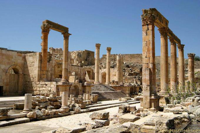 In der Straße gegenüber der Propyläen, Jerash - Jordanien