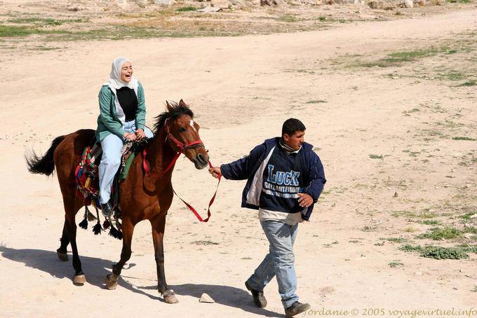 Frau auf dem Pferd, das Hippodrom, Jerash - Jordanien