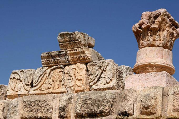 Frieze Skulpturen im Tempel des Zeus, Jerash - Jordanien