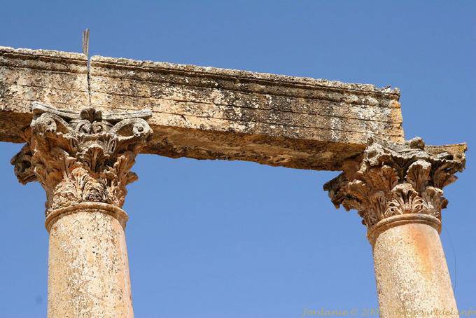 Close-up auf die Stürze der Säulen vor dem Macellum, Jerash - Jordanien
