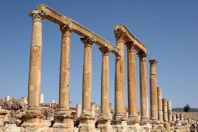 Spalten markiert das Tor zum Markt der römischen Stadt (Macellum), Jerash - Jordanien