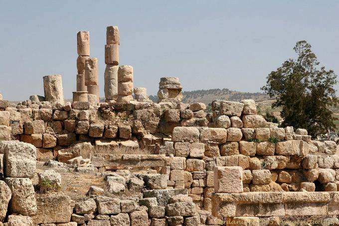 Instabile Säulen und Wand Wiederaufbau, Jerash - Jordanien