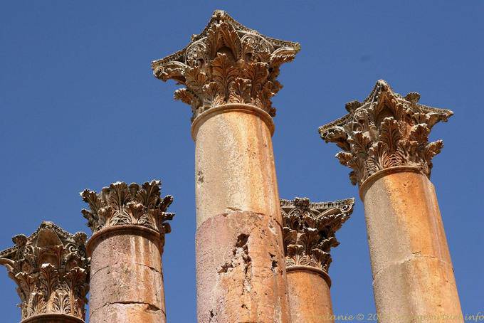 Finesse Spalten rund um die heiligen Hallen der Tempel der Artemis, Jerash - Jordanien