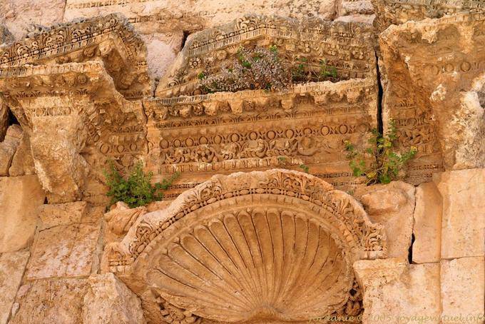 Fronton Spitze, Nymphäum, Jerash - Jordanien