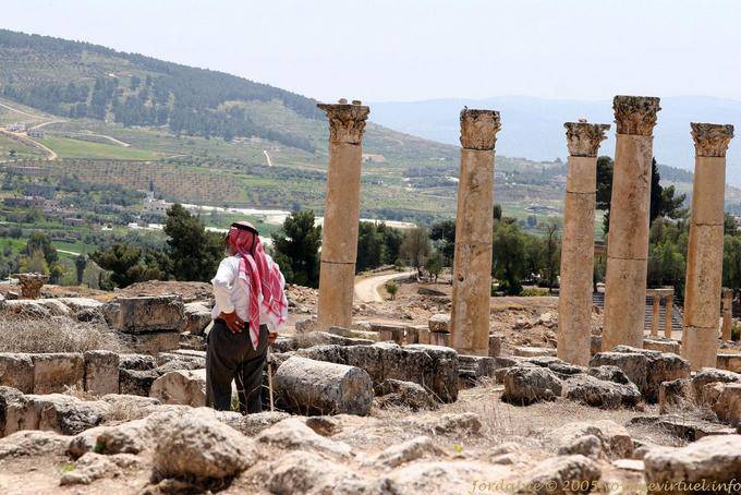 Man in kefieh bewundern die Landschaft, Jerash - Jordanien