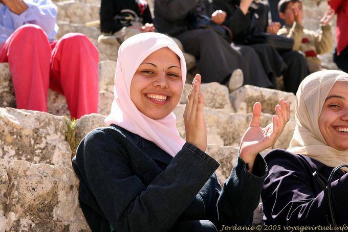 Beifall und nettes Lächeln auf den Stufen des Theaters, Jerash - Jordanien