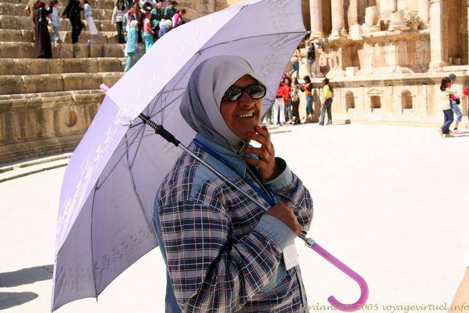 Jordan mit einem Regenschirm, südlichen Theater, Jerash - Jordanien