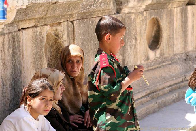 Spectator und Kind in Uniform, südlichen Theater, Jerash - Jordanien