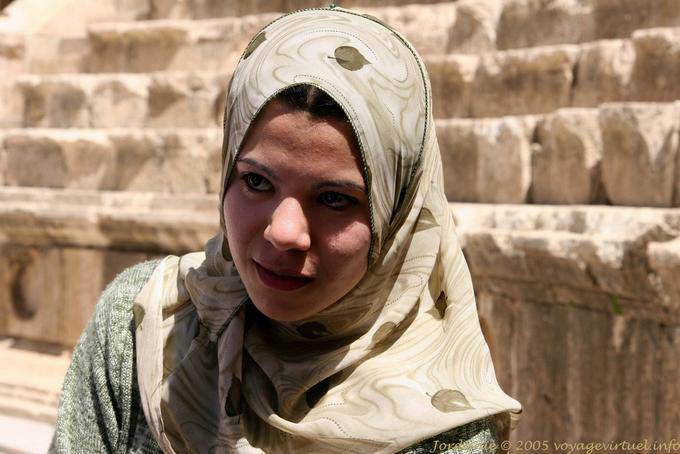 Junge Frau im Kopftuch auf dem Theater, Jerash - Jordanien