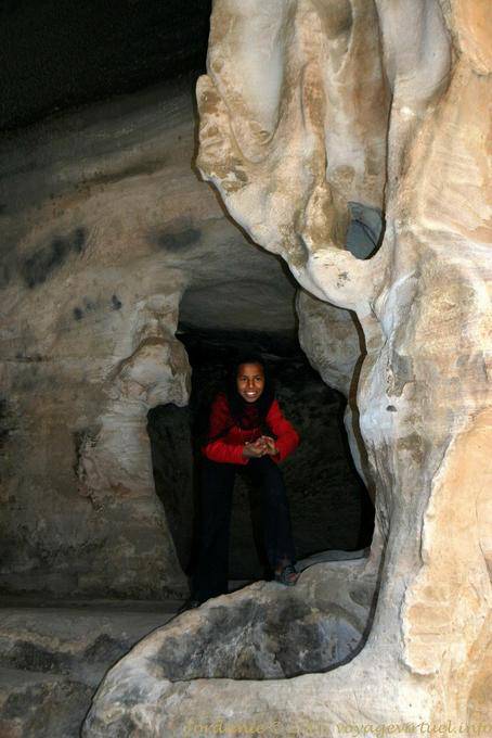Lächelnd Kind in einer Höhle Esszimmer, mit einem Pool, Little Petra ausgestattet - Jordanien