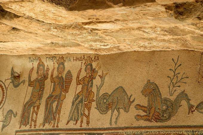 Madaba, Zeichen mit Speer und mythische Tiere, Mosaik - Jordanien