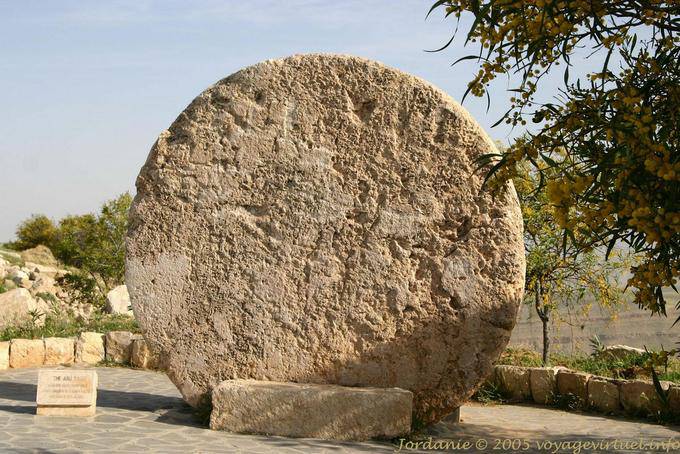 Abu Badd Rolling Stone als das Tor des Klosters, Berg Nebo-Siyagaha verwendet - Jordanien
