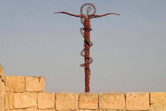 Kreuz eherne Schlange, die Arbeit des italienischen Bildhauers Giovanni Fantoni, eherne Schlange Statue, Berg Nebo - Jordanien