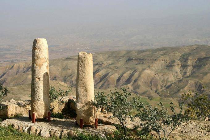 Pisgah, antiken Säulen vor dem Abgrund, Berg Nebo - Jordanien