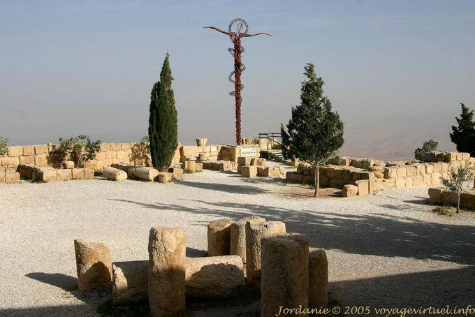 Esplanade mit Blick auf die eherne Schlange Denkmal, Berg Nebo - Jordanien
