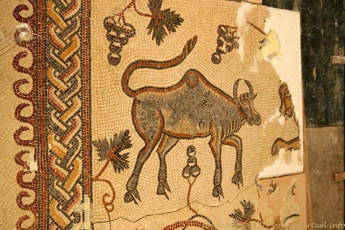 Zebu gerade ein Löwe, Mosaik in der Wallfahrtskirche Kirbet Mukkayat, Berg Nebo - Jordanien