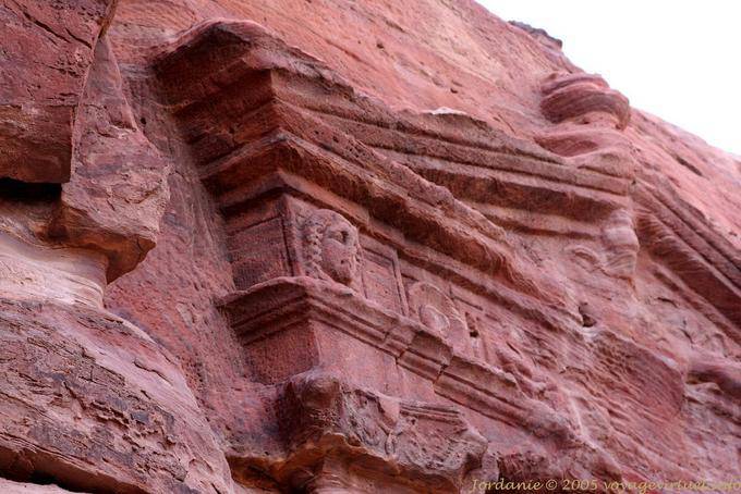 Auf dem Weg zum Kloster, Giebel Detail Triclinium Löwen, Petra - Jordanien