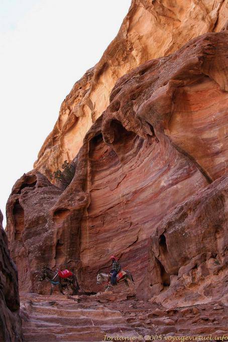 Riders in der steilen Abstieg, Petra Deir - Jordanien