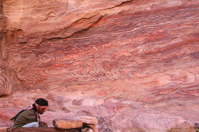 Man on Klettern in Deir - Petra - Jordanien